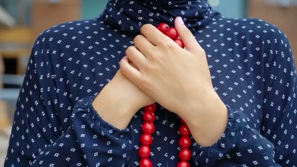 Femme musulmane priant avec des perles islamiques à la main, méditation religieuse, adoration — Video