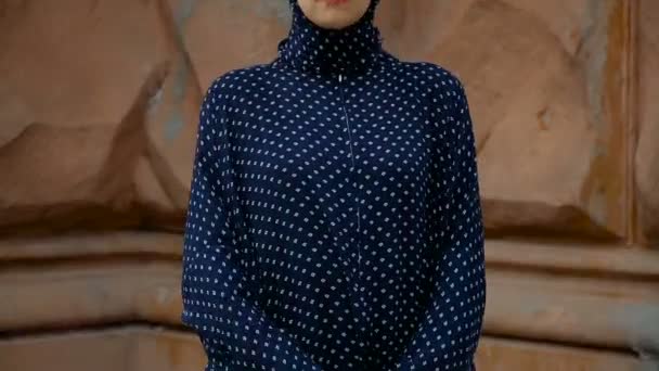 Retrato de una mujer musulmana sobre fondo de pared — Vídeos de Stock