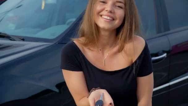 Chica feliz con llave en la mano desde el coche nuevo — Vídeos de Stock