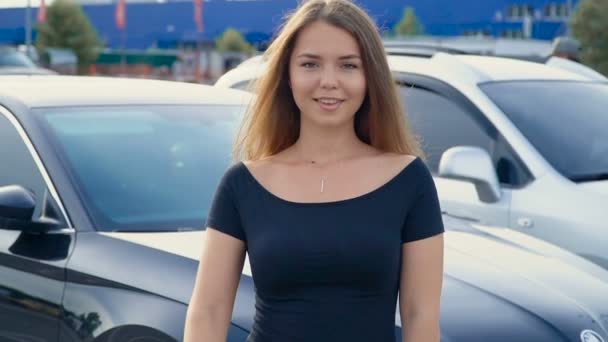 Щаслива дівчина з ключем в руці від нової машини — стокове відео