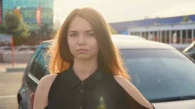 Araba, tam hd video yakınındaki tatlı bir kız