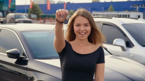 Menina feliz com a chave na mão a partir de carro novo — Vídeo de Stock