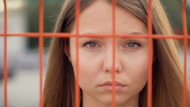 Retrato de una chica en el fondo de la cuadrícula — Vídeos de Stock