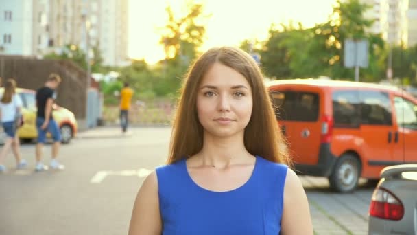 Une fille douce près de la voiture, pleine vidéo HD — Video