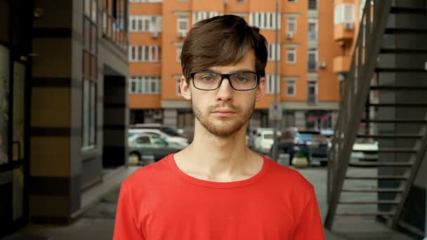 Portrait d'un jeune homme à lunettes — Video