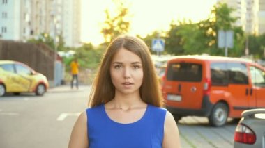 Araba, tam hd video yakınındaki tatlı bir kız