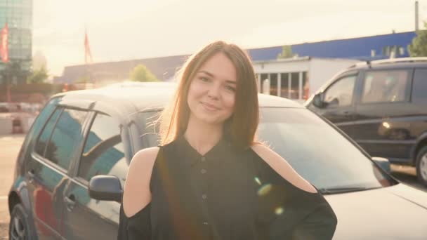 Chica feliz con llave en la mano desde el coche nuevo — Vídeo de stock