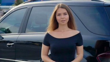 Araba, tam hd video yakınındaki tatlı bir kız
