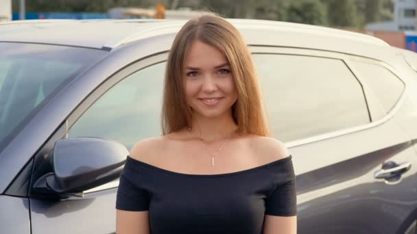 Uma menina doce perto do carro, full hd vídeo — Vídeo de Stock