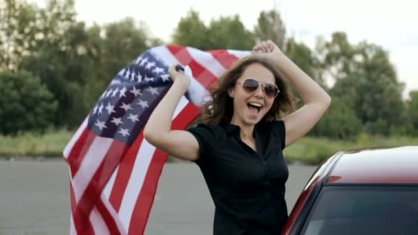 여자는 아메리카의 배너를 보유 하 — 비디오