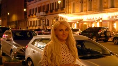 Bir kız gece şehrin arka plan üzerinde portresi