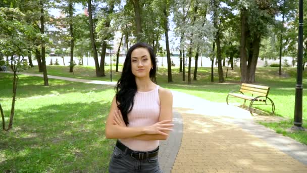 Retrato de una chica en un parque de verano — Vídeo de stock
