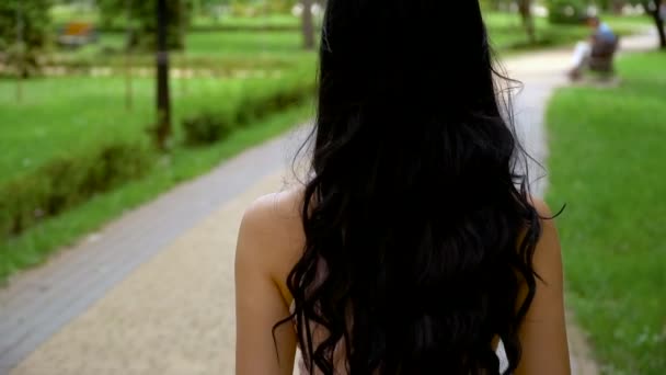 Ragazza snella in un parco estivo per una passeggiata — Video Stock