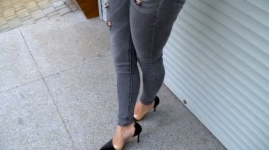 İnce kız gri bir duvara poz