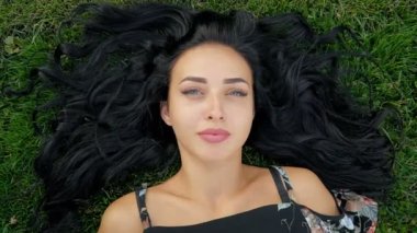 Tam dudaklı esmer portresi.