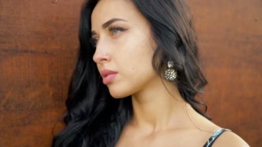 Duvara karşı esmer portresi