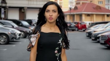 Kamera otoparkta genç çekici esmer takip.