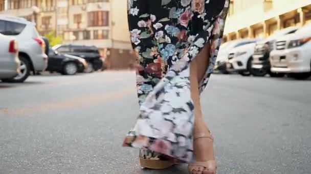 Meisje in de zomer jurk poseren op de parkeerplaats. Camera bedrading van onder naar boven — Stockvideo