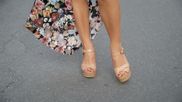 Yol boyunca yürüyen ayakkabılarla bir kadının bacakları — Stok video