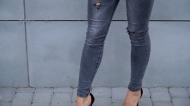 Kız gri duvara karşı kamera poz