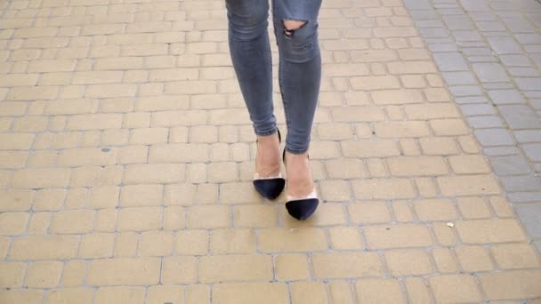 Femmes jambes en chaussures à talons hauts marchant sur la route au ralenti. — Video