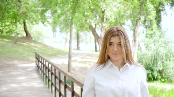 Retrato de una chica en un parque de verano — Vídeo de stock