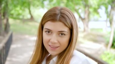 bir yaz parkta kız portresi