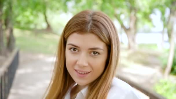 Портрет дівчини в літньому парку — стокове відео