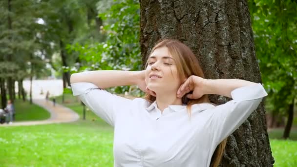 Portret van een meisje in een zomer park — Stockvideo