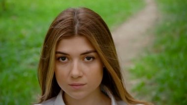 Yaz parkında kadın portre