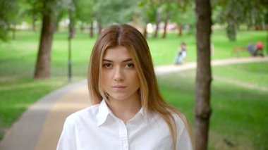 Yaz parkında kadın portre