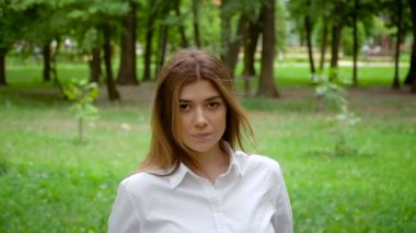 Yaz parkında kadın portre