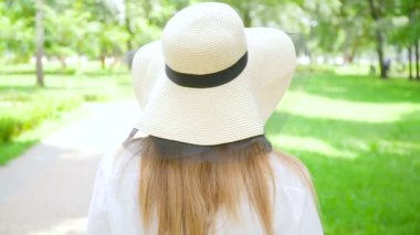 bir yaz parkta kız portresi