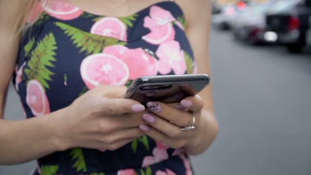 Smartphone em mãos femininas.Vídeo hd completo — Vídeo de Stock