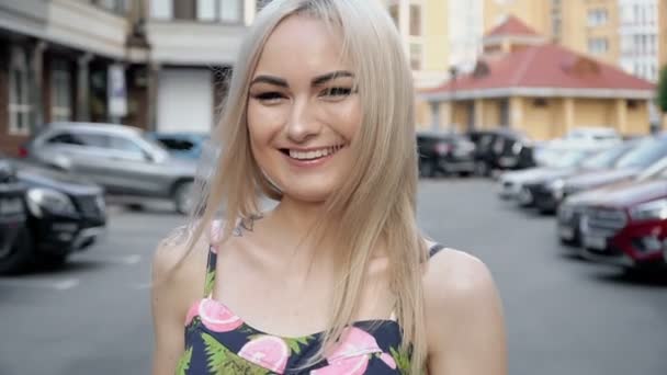 Chica en vestido de verano posando en el estacionamiento — Vídeo de stock