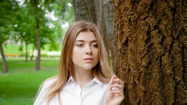 Retrato de una chica en un parque de verano — Vídeos de Stock