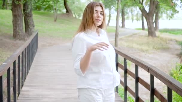 Retrato de una chica en un parque de verano — Vídeos de Stock