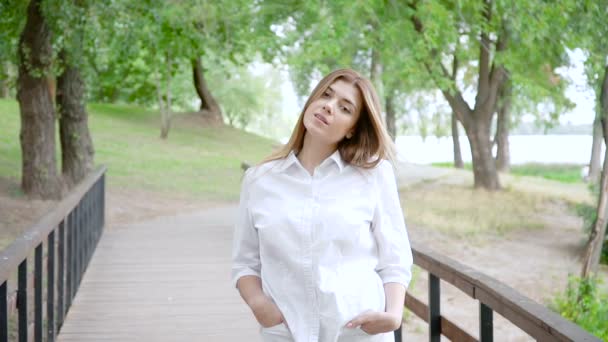 Портрет дівчини в літньому парку — стокове відео