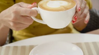 Kahve molası üzerinde güzel, zarif kız, Caffe kahve içme,