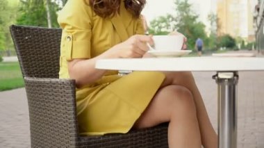 Kahve molası üzerinde güzel, zarif kız, Caffe kahve içme,