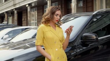 Kadın ellerinde akıllı telefon. Tam otomatik video.