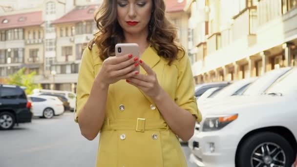 Smartphone em mãos femininas.Vídeo hd completo — Vídeo de Stock