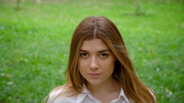 Retrato de mujer en el parque de verano — Vídeos de Stock