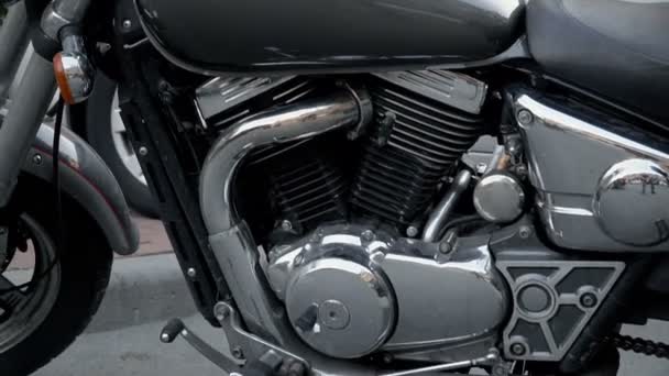 Park Harley Davidson motosiklet yakın çekim görüntüleri. — Stok video