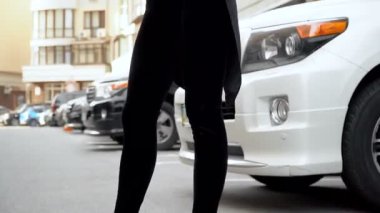 Kamera otoparkta bir tiyatro görüntüsü kız izler.