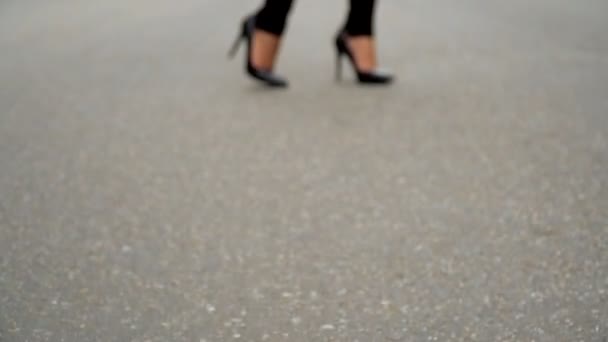 La caméra regarde la fille dans une image théâtrale dans le parking . — Video