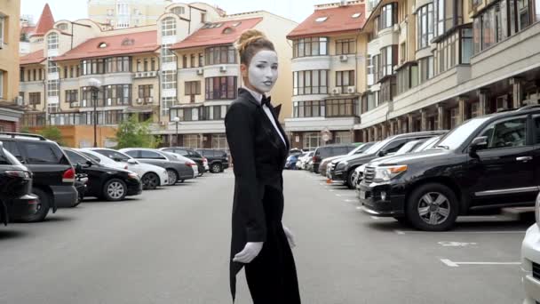 MIME holka na parkovišti. Průchod. Kamera monitoruje uměleckou dívku v obrazu pantomima. — Stock video