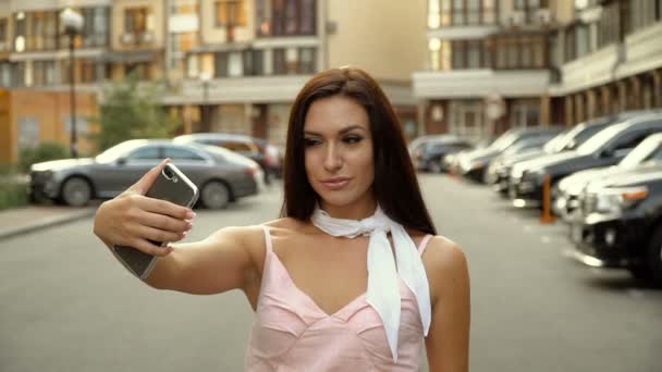 Estilo de vida selfie. Retrato de uma jovem mulher positiva se divertindo e tirando uma selfie no centro da cidade. — Vídeo de Stock