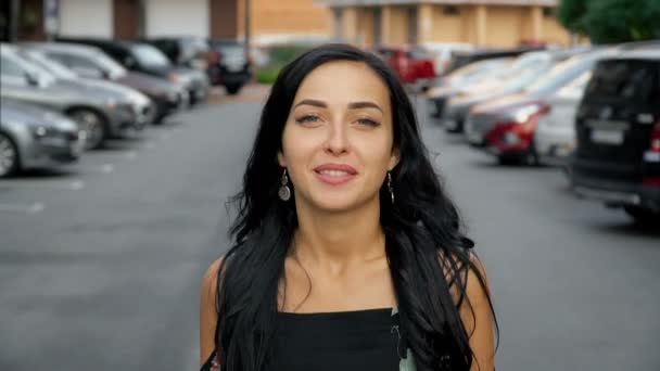 Chica feliz en vestido de verano se escapa de la cámara entre los coches aparcados . — Vídeos de Stock