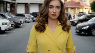Park yerinde poz veren yazlık elbiseli kız.